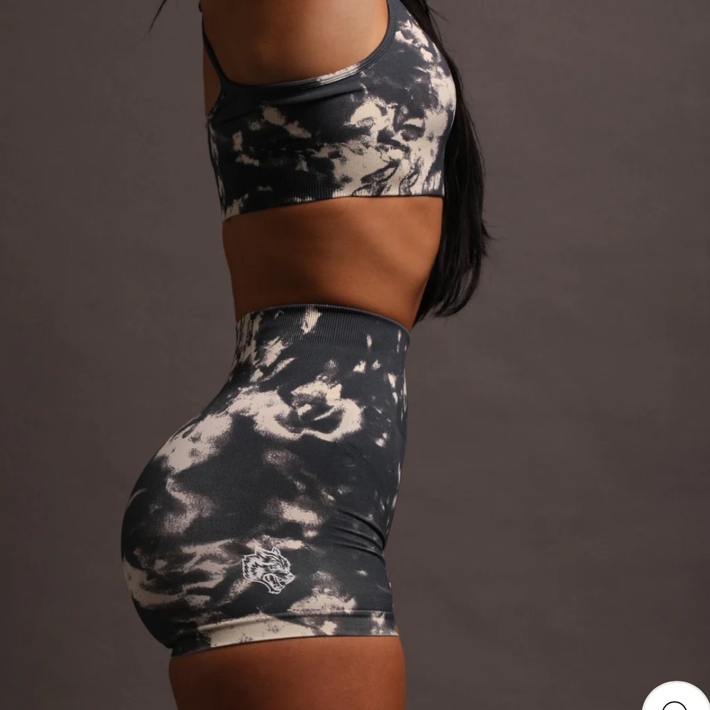WOLVES FOREVER EVERSON SEAMLESS SIERRA SHORTS IN STORM BLUE/CREAM MARBLE